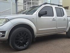 Nissan FRONTIER 2.5 SL 4X4 CD TURBO ELETRONIC DIESEL 4P AUTOMÁTICO 2013/2014 CAMINHÕES & CAMIONETAS PASSO FUNDO / Carros no Vale