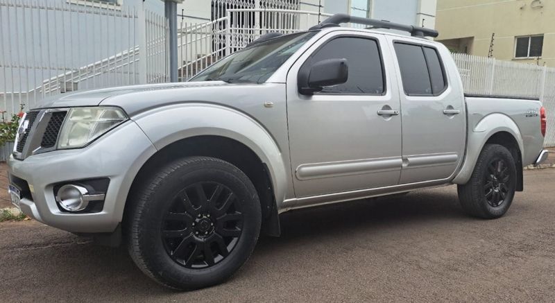 Nissan FRONTIER 2.5 SL 4X4 CD TURBO ELETRONIC DIESEL 4P AUTOMÁTICO 2013/2014 CAMINHÕES & CAMIONETAS PASSO FUNDO / Carros no Vale