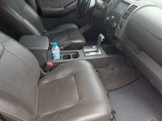 Nissan FRONTIER 2.5 SL 4X4 CD TURBO ELETRONIC DIESEL 4P AUTOMÁTICO 2013/2014 CAMINHÕES & CAMIONETAS PASSO FUNDO / Carros no Vale
