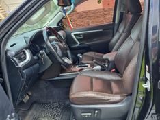 Toyota HILUX SW4 2.8 SRX 4X4 7 LUGARES 16V TURBO INTERCOOLER DIESEL 4P AUTOMÁTICO 2016/2017 CAMINHÕES & CAMIONETAS PASSO FUNDO / Carros no Vale