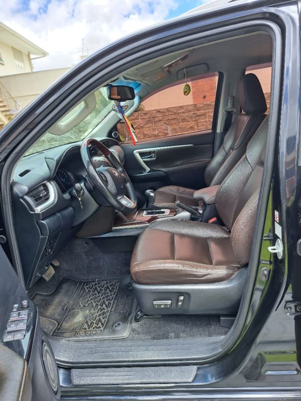 Toyota HILUX SW4 2.8 SRX 4X4 7 LUGARES 16V TURBO INTERCOOLER DIESEL 4P AUTOMÁTICO 2016/2017 CAMINHÕES & CAMIONETAS PASSO FUNDO / Carros no Vale