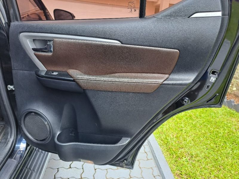 Toyota HILUX SW4 2.8 SRX 4X4 7 LUGARES 16V TURBO INTERCOOLER DIESEL 4P AUTOMÁTICO 2016/2017 CAMINHÕES & CAMIONETAS PASSO FUNDO / Carros no Vale