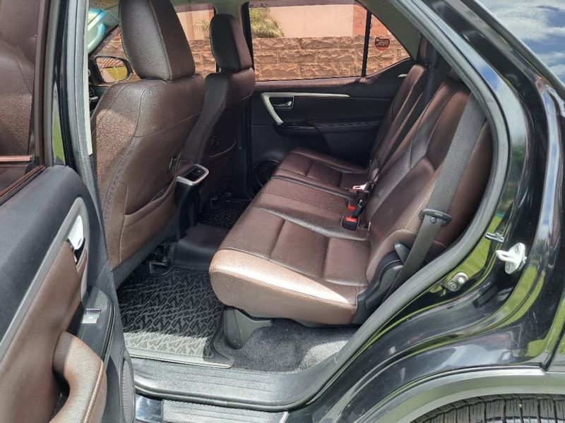 Toyota HILUX SW4 2.8 SRX 4X4 7 LUGARES 16V TURBO INTERCOOLER DIESEL 4P AUTOMÁTICO 2016/2017 CAMINHÕES & CAMIONETAS PASSO FUNDO / Carros no Vale