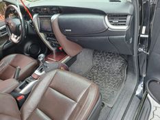 Toyota HILUX SW4 2.8 SRX 4X4 7 LUGARES 16V TURBO INTERCOOLER DIESEL 4P AUTOMÁTICO 2016/2017 CAMINHÕES & CAMIONETAS PASSO FUNDO / Carros no Vale