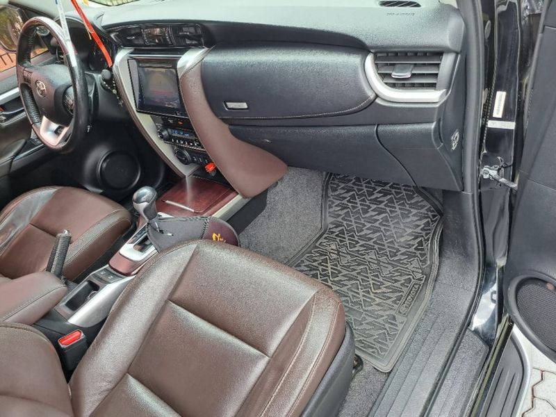 Toyota HILUX SW4 2.8 SRX 4X4 7 LUGARES 16V TURBO INTERCOOLER DIESEL 4P AUTOMÁTICO 2016/2017 CAMINHÕES & CAMIONETAS PASSO FUNDO / Carros no Vale