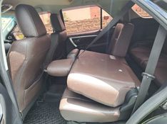 Toyota HILUX SW4 2.8 SRX 4X4 7 LUGARES 16V TURBO INTERCOOLER DIESEL 4P AUTOMÁTICO 2016/2017 CAMINHÕES & CAMIONETAS PASSO FUNDO / Carros no Vale