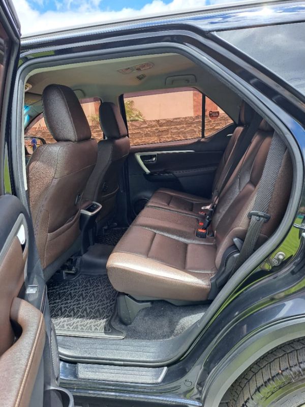 Toyota HILUX SW4 2.8 SRX 4X4 7 LUGARES 16V TURBO INTERCOOLER DIESEL 4P AUTOMÁTICO 2016/2017 CAMINHÕES & CAMIONETAS PASSO FUNDO / Carros no Vale