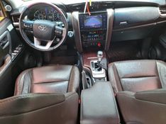 Toyota HILUX SW4 2.8 SRX 4X4 7 LUGARES 16V TURBO INTERCOOLER DIESEL 4P AUTOMÁTICO 2016/2017 CAMINHÕES & CAMIONETAS PASSO FUNDO / Carros no Vale