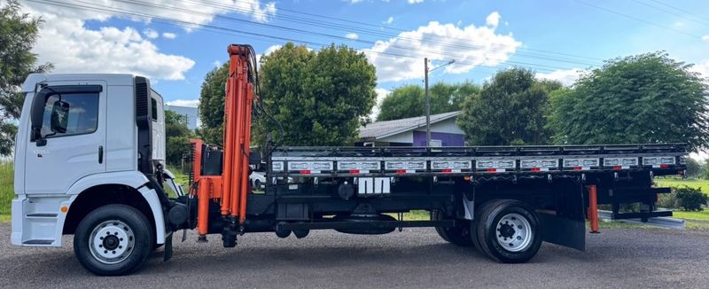 Volkswagen 13180 13-180 E Constellation Munck 2009/2009 CAMINHÕES & CAMIONETAS PASSO FUNDO / Carros no Vale