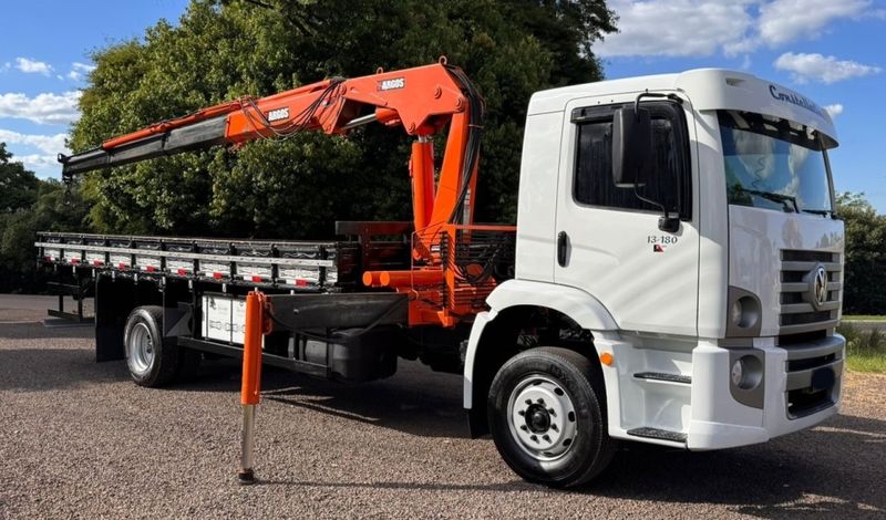 Volkswagen 13180 13-180 E Constellation Munck 2009/2009 CAMINHÕES & CAMIONETAS PASSO FUNDO / Carros no Vale