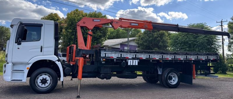 Volkswagen 13180 13-180 E Constellation Munck 2009/2009 CAMINHÕES & CAMIONETAS PASSO FUNDO / Carros no Vale