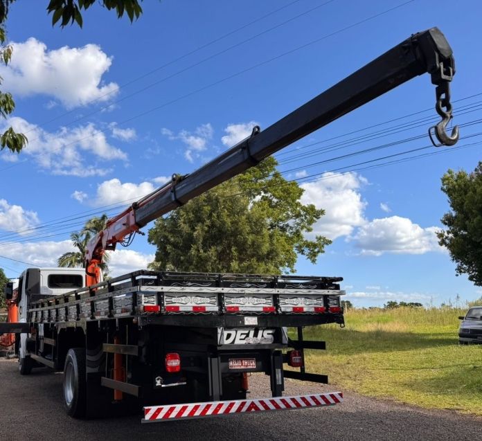 Volkswagen 13180 13-180 E Constellation Munck 2009/2009 CAMINHÕES & CAMIONETAS PASSO FUNDO / Carros no Vale