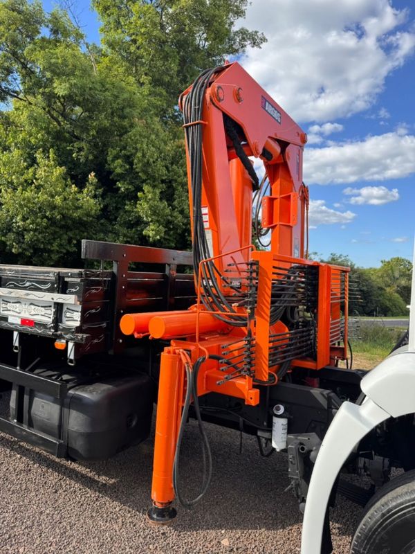 Volkswagen 13180 13-180 E Constellation Munck 2009/2009 CAMINHÕES & CAMIONETAS PASSO FUNDO / Carros no Vale