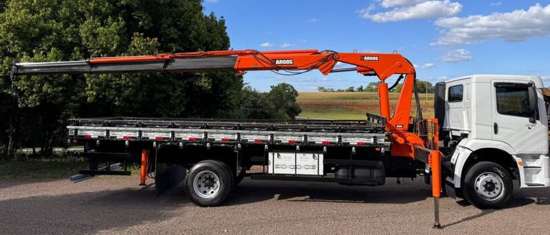 Volkswagen 13180 13-180 E Constellation Munck 2009/2009 CAMINHÕES & CAMIONETAS PASSO FUNDO / Carros no Vale