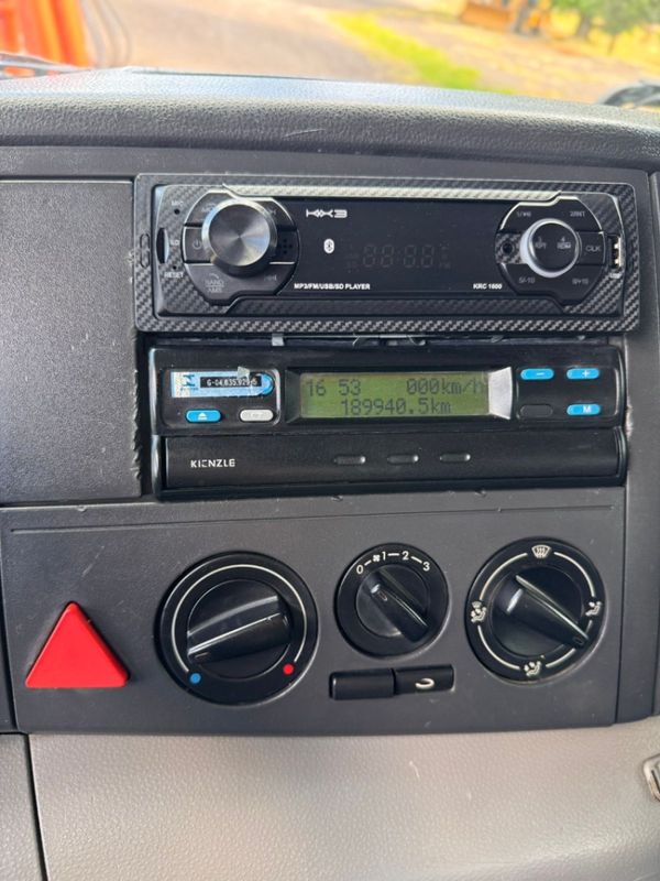 Volkswagen 13180 13-180 E Constellation Munck 2009/2009 CAMINHÕES & CAMIONETAS PASSO FUNDO / Carros no Vale