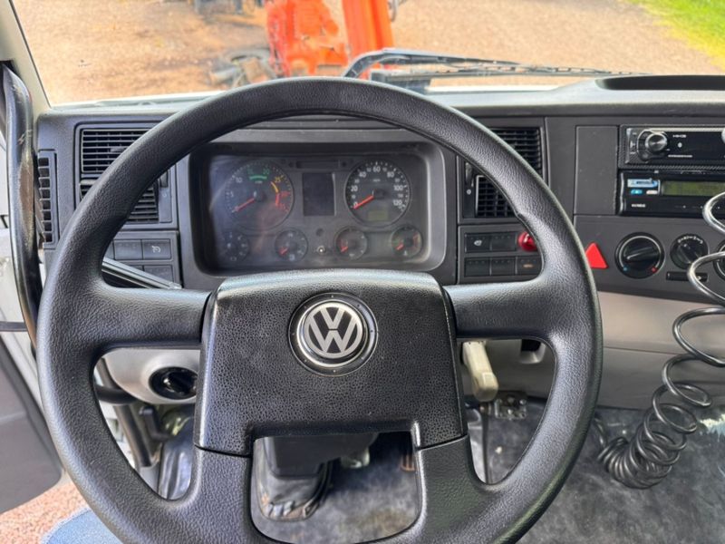 Volkswagen 13180 13-180 E Constellation Munck 2009/2009 CAMINHÕES & CAMIONETAS PASSO FUNDO / Carros no Vale