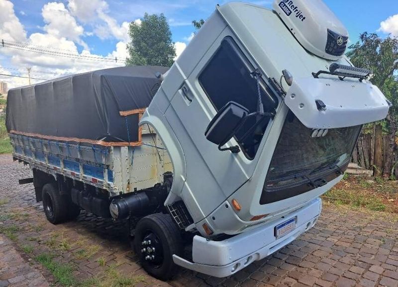 Volkswagen 7100 7-100 2p (diesel) 1994/1994 CAMINHÕES & CAMIONETAS PASSO FUNDO / Carros no Vale