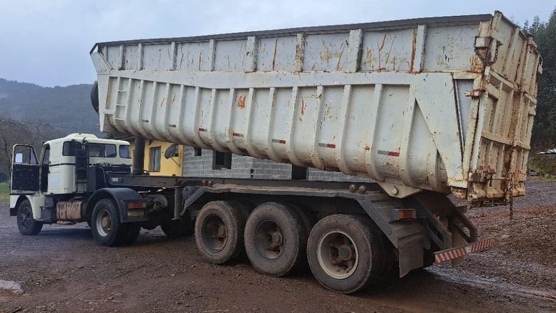 Volvo N10 280 N-10 280 TURBO-II H 4×2 + Caçamba 1988/1988 CAMINHÕES & CAMIONETAS PASSO FUNDO / Carros no Vale