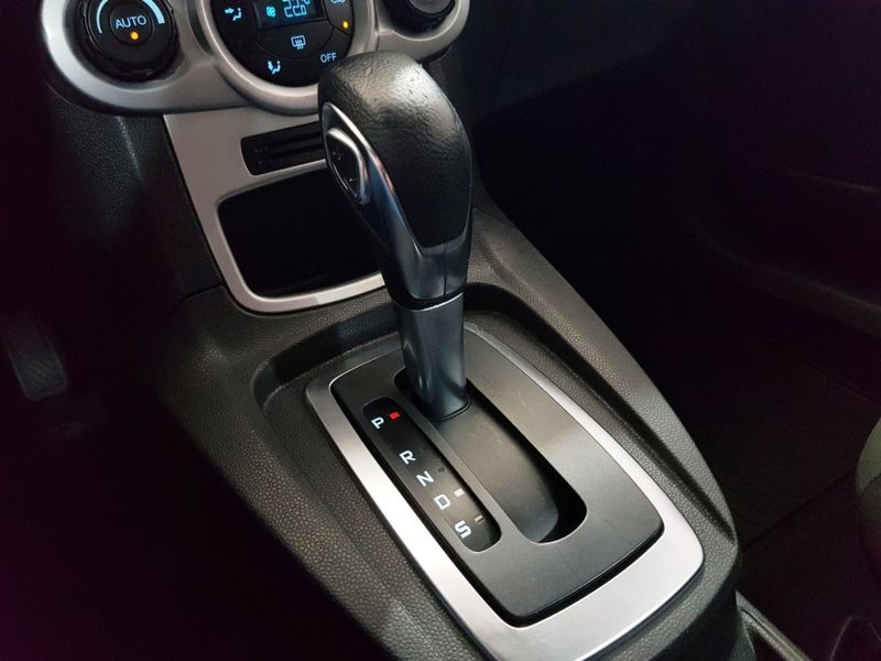 Ford FIESTA 1.6 SE HATCH 16V FLEX 4P POWERSHIFT 2015/2016 ADVANT AUTOMÓVEIS CAXIAS DO SUL / Carros no Vale