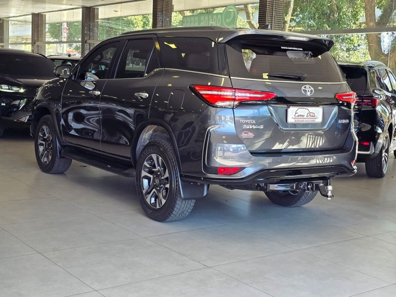 Toyota HILUX SW4 2.8 D-4D TURBO DIESEL DIAMOND 7L 4X4 AUTOMÁTICO 2023/2024 CARRO DEZ NOVO HAMBURGO / Carros no Vale