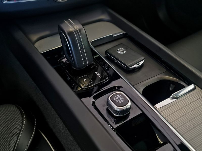 Volvo XC60 2.0 T8 RECHARGE R-DESIGN AWD GEARTRONIC 2022/2022 CARRO DEZ NOVO HAMBURGO / Carros no Vale