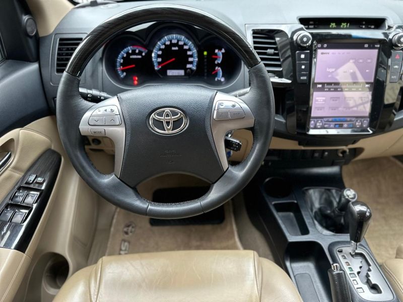 Toyota HILUX SW4 3.0 SRV 4X4 16V TURBO INTERCOOLER DIESEL 4P AUTOMÁTICO 2014/2015 CARRO AUTOMARCAS CAXIAS DO SUL / Carros no Vale