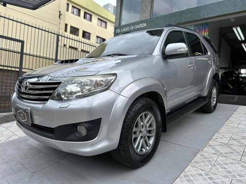 Toyota HILUX SW4 3.0 SRV 4X4 16V TURBO INTERCOOLER DIESEL 4P AUTOMÁTICO 2014/2015 CARRO AUTOMARCAS CAXIAS DO SUL / Carros no Vale