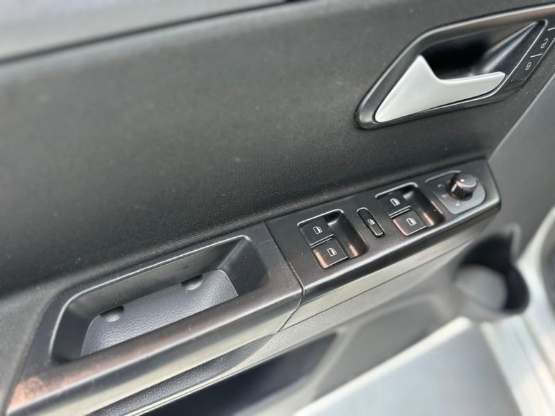 Volkswagen FOX 1.6 MSI TOTAL FLEX CONNECT 4P I-MOTION 2017/2018 CARRO AUTOMARCAS CAXIAS DO SUL / Carros no Vale