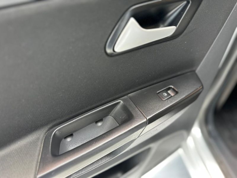 Volkswagen FOX 1.6 MSI TOTAL FLEX CONNECT 4P I-MOTION 2017/2018 CARRO AUTOMARCAS CAXIAS DO SUL / Carros no Vale