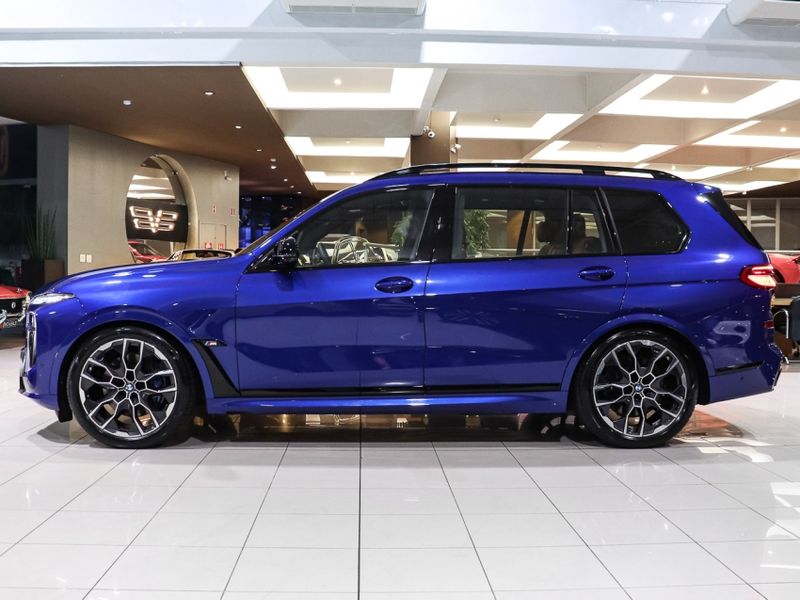 BMW X7 4.4 V8 GASOLINA M60i STEPTRONIC 2024/2025 VIA BELLA VEÍCULOS ESPECIAIS CAXIAS DO SUL / Carros no Vale