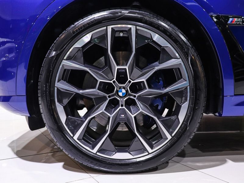 BMW X7 4.4 V8 GASOLINA M60i STEPTRONIC 2024/2025 VIA BELLA VEÍCULOS ESPECIAIS CAXIAS DO SUL / Carros no Vale