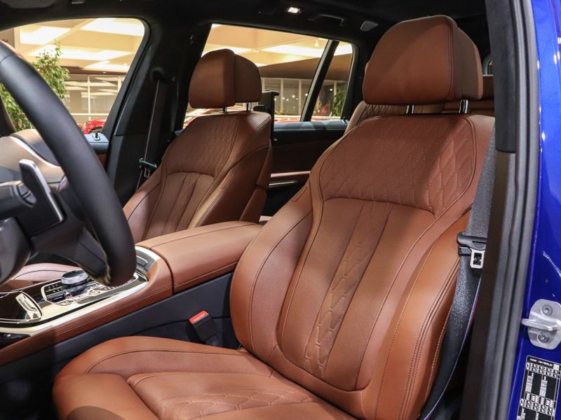 BMW X7 4.4 V8 GASOLINA M60i STEPTRONIC 2024/2025 VIA BELLA VEÍCULOS ESPECIAIS CAXIAS DO SUL / Carros no Vale