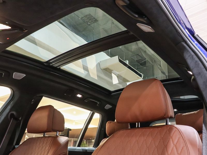 BMW X7 4.4 V8 GASOLINA M60i STEPTRONIC 2024/2025 VIA BELLA VEÍCULOS ESPECIAIS CAXIAS DO SUL / Carros no Vale