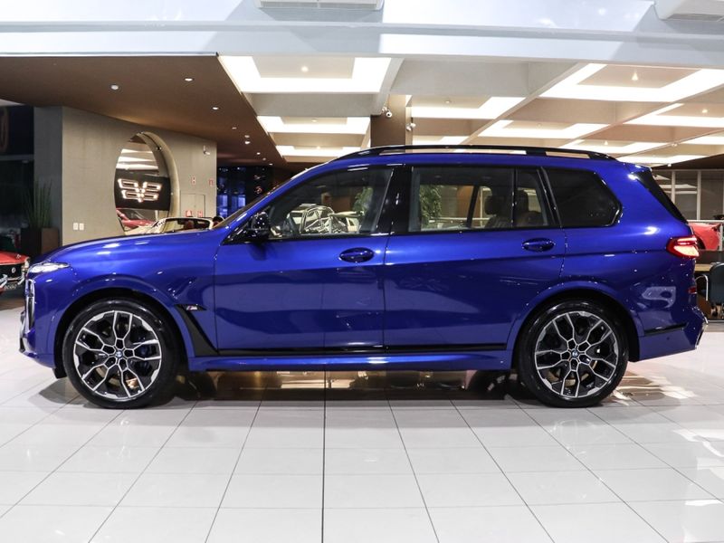 BMW X7 4.4 V8 GASOLINA M60i STEPTRONIC 2024/2025 VIA BELLA VEÍCULOS ESPECIAIS CAXIAS DO SUL / Carros no Vale