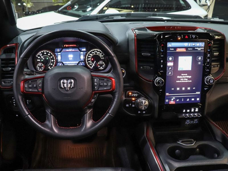 Ram 1500 5.7 V8 GASOLINA REBEL CD 4X4 AUTOMÁTICO 2022/2022 VIA BELLA VEÍCULOS ESPECIAIS CAXIAS DO SUL / Carros no Vale