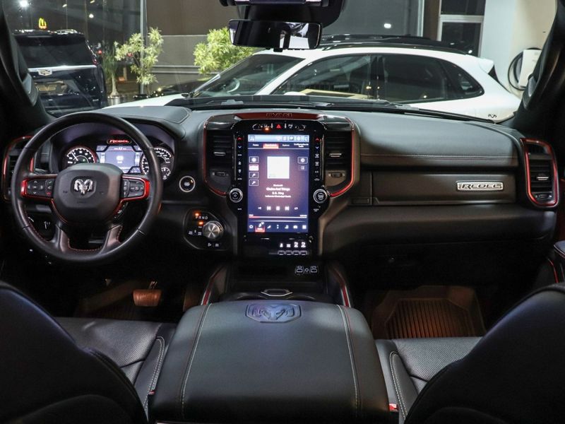 Ram 1500 5.7 V8 GASOLINA REBEL CD 4X4 AUTOMÁTICO 2022/2022 VIA BELLA VEÍCULOS ESPECIAIS CAXIAS DO SUL / Carros no Vale