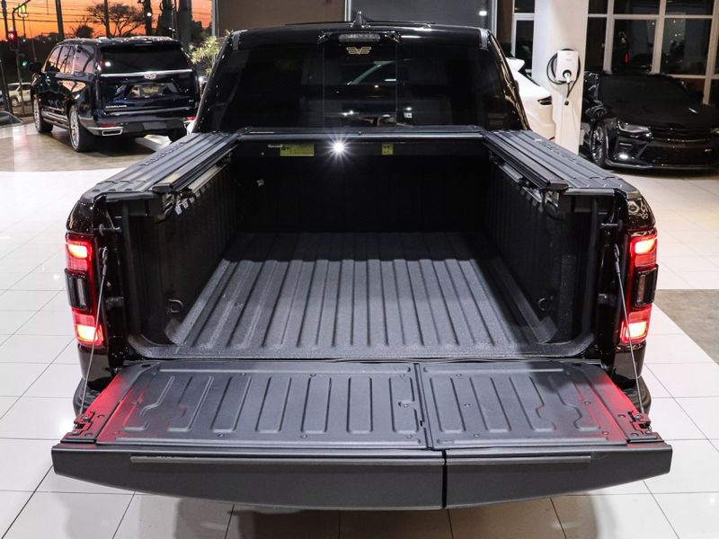 Ram 1500 5.7 V8 GASOLINA REBEL CD 4X4 AUTOMÁTICO 2022/2022 VIA BELLA VEÍCULOS ESPECIAIS CAXIAS DO SUL / Carros no Vale