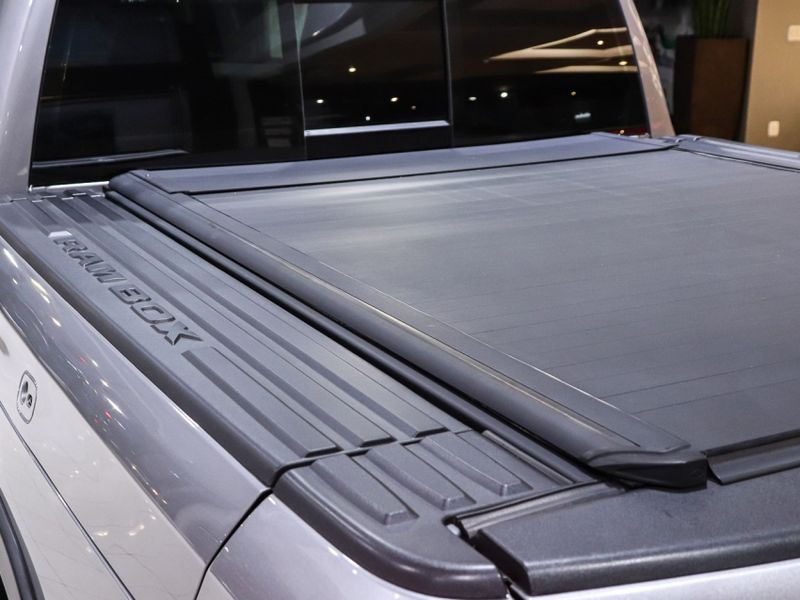 Ram 1500 5.7 V8 GASOLINA REBEL CD 4X4 AUTOMÁTICO 2022/2022 VIA BELLA VEÍCULOS ESPECIAIS CAXIAS DO SUL / Carros no Vale