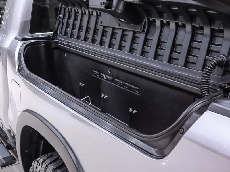 Ram 1500 5.7 V8 GASOLINA REBEL CD 4X4 AUTOMÁTICO 2022/2022 VIA BELLA VEÍCULOS ESPECIAIS CAXIAS DO SUL / Carros no Vale