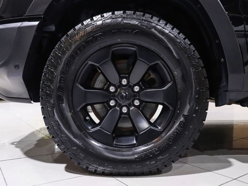 Ram 1500 5.7 V8 GASOLINA REBEL CD 4X4 AUTOMÁTICO 2022/2022 VIA BELLA VEÍCULOS ESPECIAIS CAXIAS DO SUL / Carros no Vale