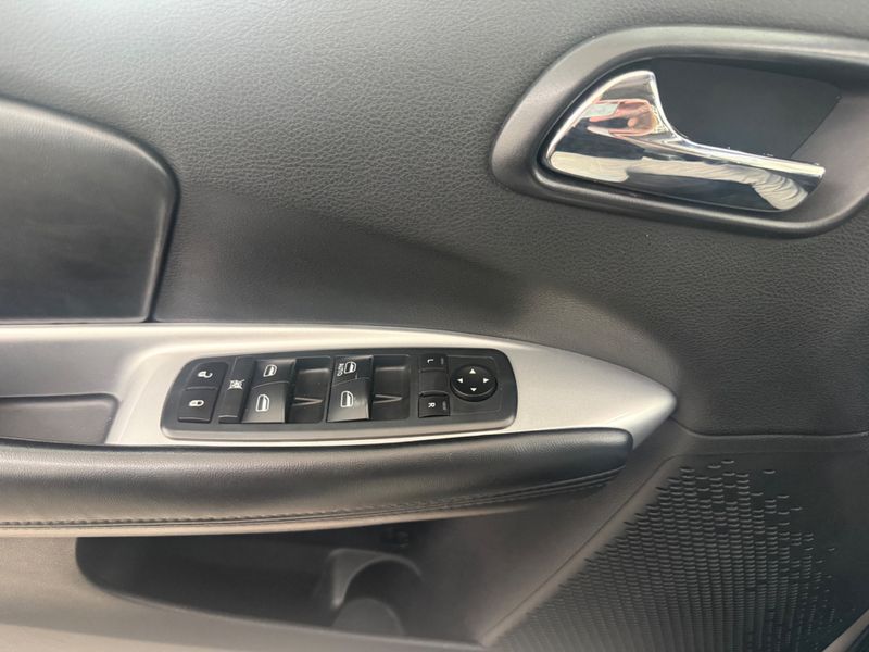 Fiat Freemont Emotion 2.4 2011/2012 COVEL VEICULOS ENCANTADO / Carros no Vale Fiat Freemont Emotion 2.4 2011/2012 COVEL VEICULOS ENCANTADO / Carros no Vale