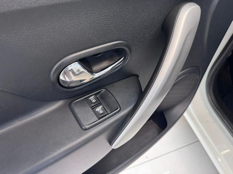 Renault Sandero Expression 1.0 16v Hi Mec. 2016/2017 COVEL VEICULOS ENCANTADO / Carros no Vale