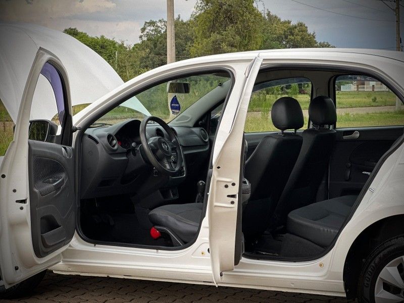 Volkswagen VOYAGE TRENDLINE 1.6 2015 NEUMANN VEÍCULOS ARROIO DO MEIO / Carros no Vale