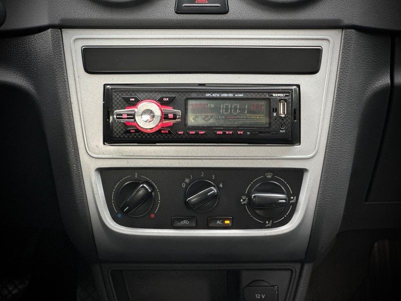 Volkswagen VOYAGE TRENDLINE 1.6 2015 NEUMANN VEÍCULOS ARROIO DO MEIO / Carros no Vale