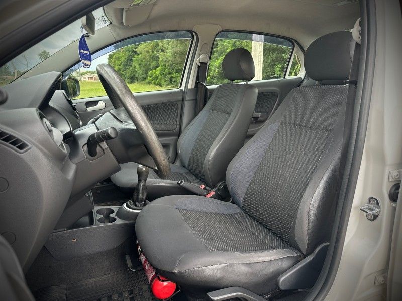 Volkswagen VOYAGE TRENDLINE 1.6 2015 NEUMANN VEÍCULOS ARROIO DO MEIO / Carros no Vale