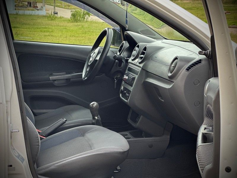 Volkswagen VOYAGE TRENDLINE 1.6 2015 NEUMANN VEÍCULOS ARROIO DO MEIO / Carros no Vale