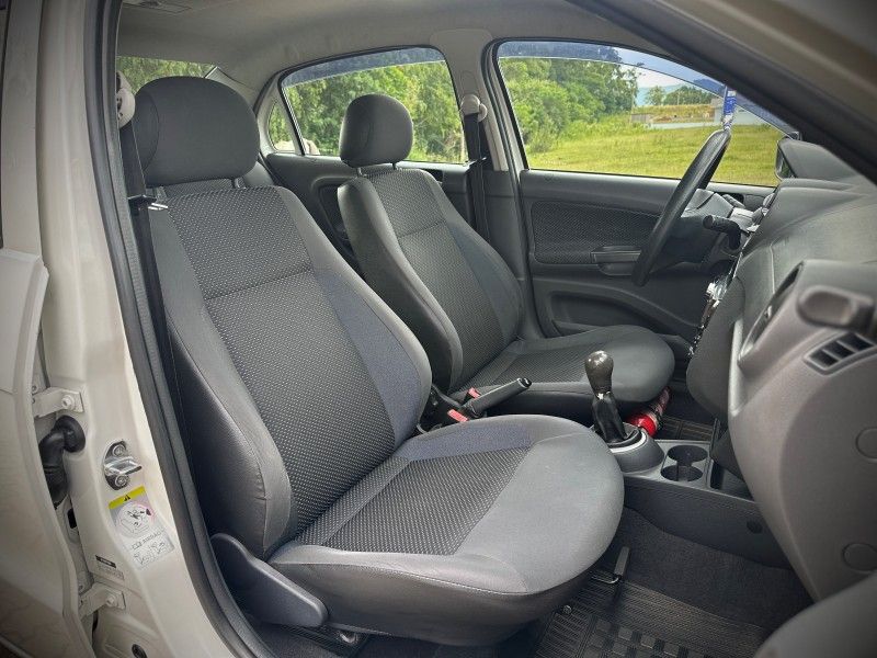 Volkswagen VOYAGE TRENDLINE 1.6 2015 NEUMANN VEÍCULOS ARROIO DO MEIO / Carros no Vale