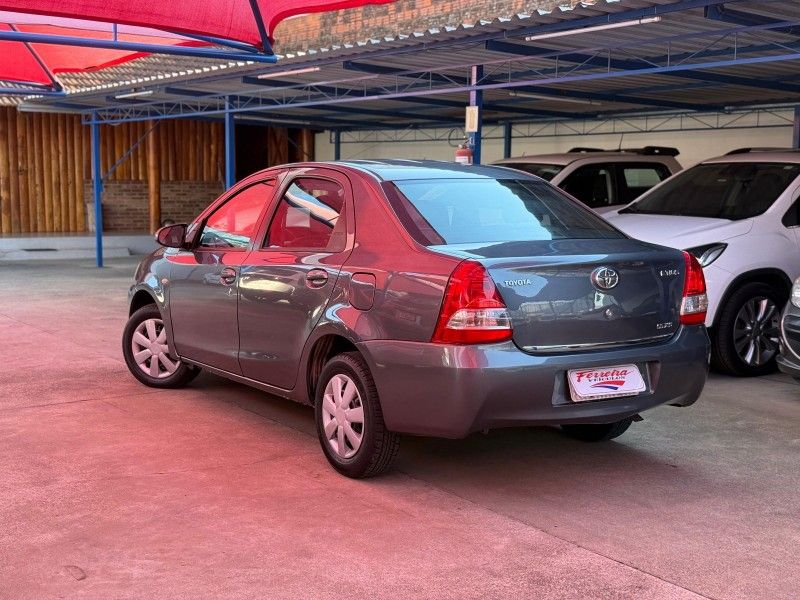 Toyota ETIOS SEDAN XS 1.5 2016 FERREIRA VEÍCULOS VENÂNCIO AIRES / Carros no Vale