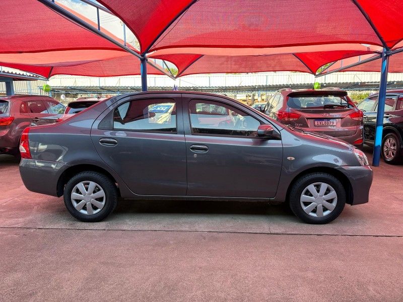 Toyota ETIOS SEDAN XS 1.5 2016 FERREIRA VEÍCULOS VENÂNCIO AIRES / Carros no Vale