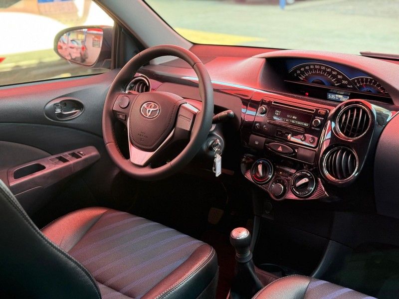 Toyota ETIOS SEDAN XS 1.5 2016 FERREIRA VEÍCULOS VENÂNCIO AIRES / Carros no Vale